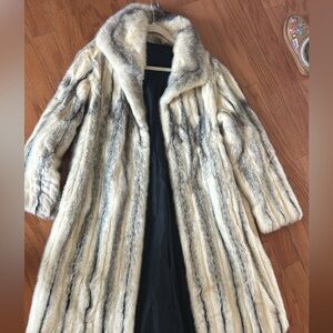 Fur coat- 100% Authentic size L (fits 10/12)